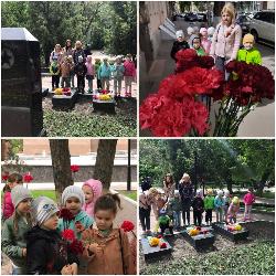 Сегодня 6 мая 2022 года ребята старшей группы 4 вместе с педагогами возложили цветы к памятнику советским патриотам, замученным фашистами.