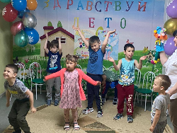 Сегодня в нашем детском саду прошли праздничные мероприятия, посвящённые международному Дню защиты детей, ребята пели, танцевали, играли, участвовали в соревнованиях, пускали мыльные пузыри.