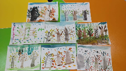 В старшей группе 3 Людмила Гордеевна вместе провела занятие по рисованию красками "Золотая осень". Ребята учились рисовать осенние деревья.