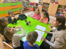 Ребята подготовительной группы 2 и психолог Александра Артёмовна изучали «Правила поведения в школе».