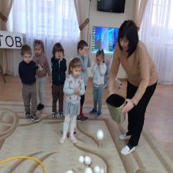 В младшей группе педагоги Малькова О.В., Корнеева К.Н., Солодилова Т.М. провели развлечение для малышей «Зимние забавы».