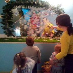 Наши самые маленькие воспитанники вместе со своими педагогами совершили экскурсию по новогоднему детскому саду.