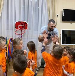 Сегодня, один из родителей наших деток, Дидык Артем Валерьевич, фитнес тренер, провёл с ребятами подготовительной группы 2 утреннюю гимнастику.