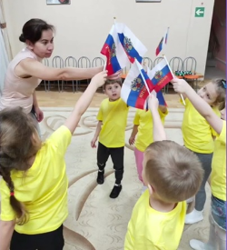 В средней группе 1 Ольга Викторовна и Оксана Алексеевна провели спортивное мероприятие «Мы любим нашу страну и спорт».