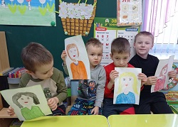 Под руководством педагога Текучевой И.А. ребята подготовительной группы 6 выполнили рисунки «Портрет любимой мамочки».