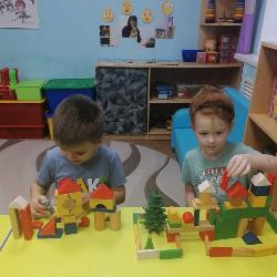 В подготовительной группе 6 педагог Текучева ИА. провела занятие по конструированию, ребята с помощью деревянного конструктора построили «Наш любимый детский сад».