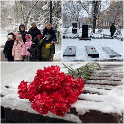 Сегодня 14 февраля 2023 года ребята подготовительной группы 4 вместе с педагогами Ештокиной А.С., Авраменко Т.М., Кулибаба В.А. и родителями возложили цветы к памятнику жертвам немецко-фашистских захватчиков.