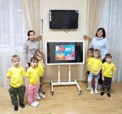 Сегодня в средней группе 1 педагоги Оксана Алексеевна и Ольга Викторовна провели занятие, посвящённое Дню Конституции Российской Федерации.