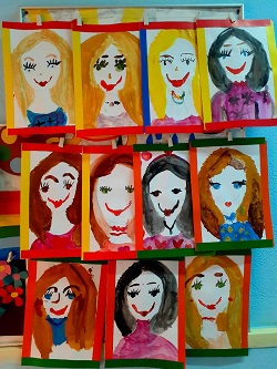В подготовительной группе 4 наши воспитанники вместе с педагогом Ештокиной А.С. нарисовали портреты своих мам.