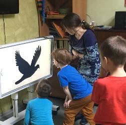 Используя интерактивный редактор и игровой центр «Сова», учитель - логопед Корнеева К.Н. провела в подготовительной группе 6 интерактивную викторину «Птицы».